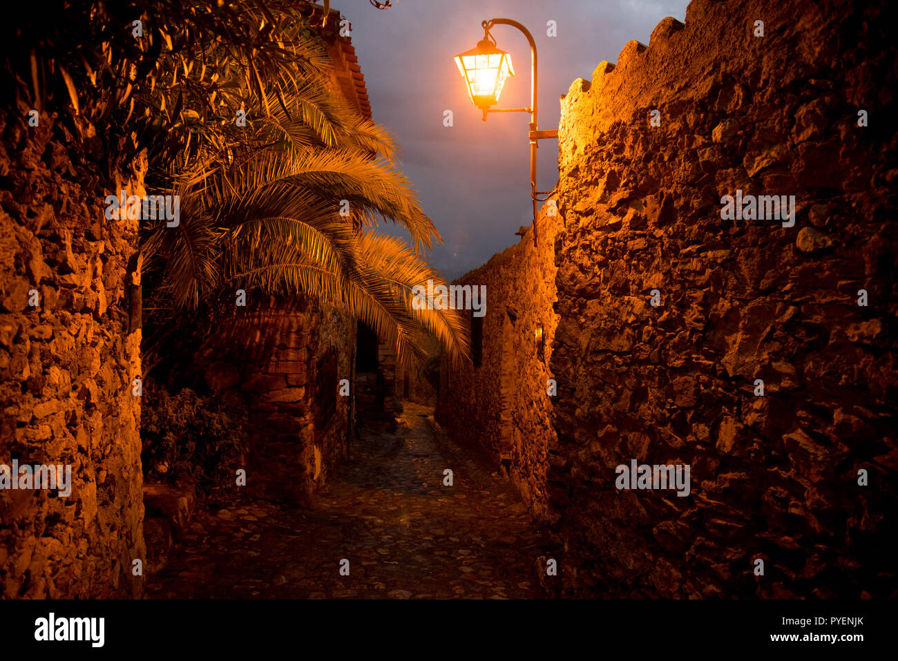 Mittelalterliche Dorf Castelnou in Frankreich in der Nacht Stockfoto