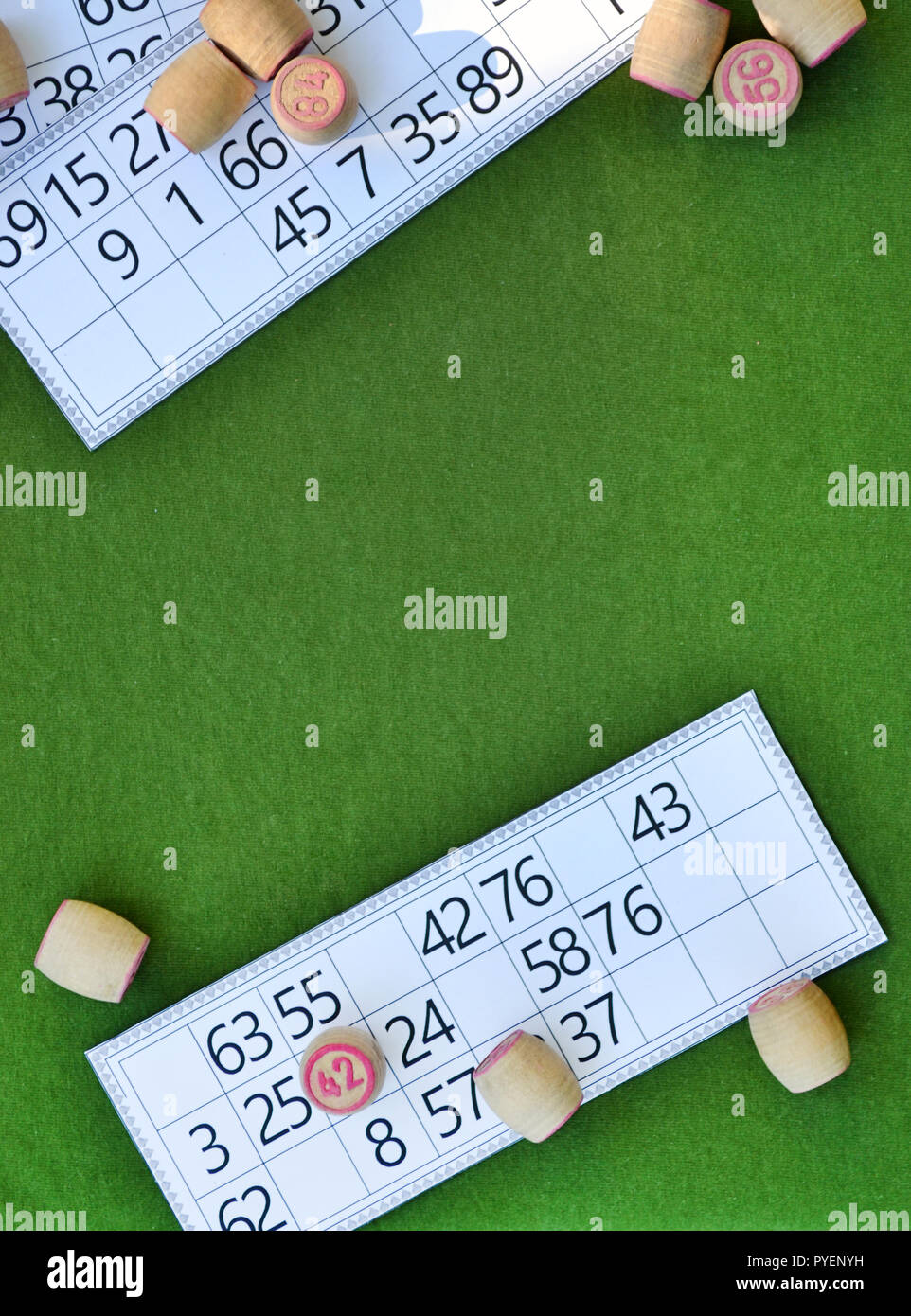 Das Spiel von Bingo besteht aus Karten und Fässer mit Zahlen auf grünem Hintergrund, das Spiel russische lotto mit Kopie Raum Stockfoto