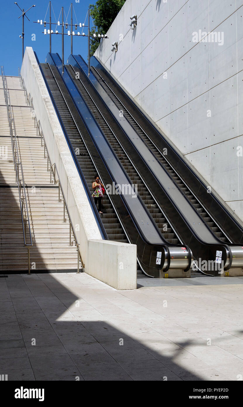 Die monumentale Treppe und Rolltreppe Eingang zum La Fourragère Station auf der Linie I der Marseille Metro System. Stockfoto