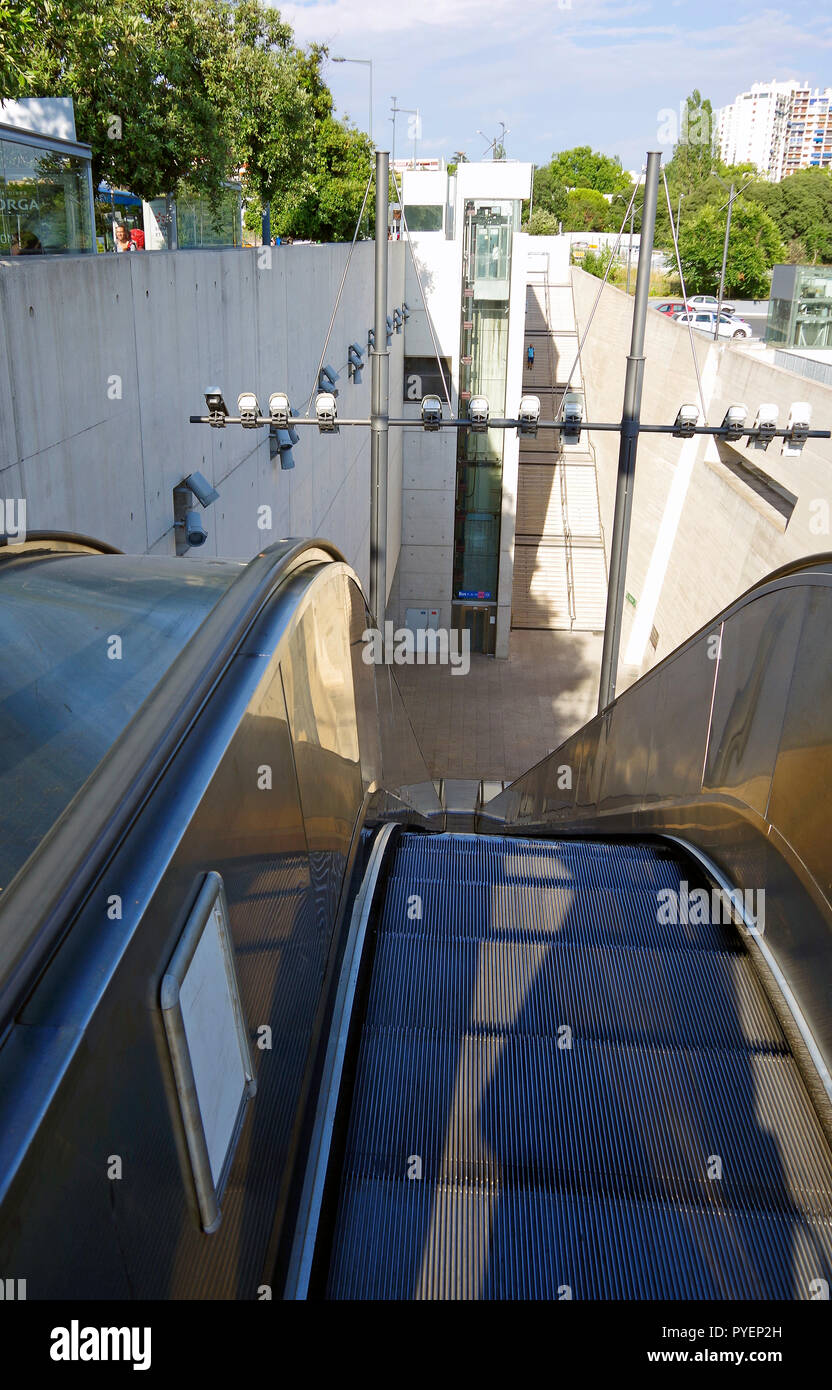 Die monumentale Treppe und Rolltreppe Eingang zum La Fourragère Station auf der Linie I der Marseille Metro System. Stockfoto