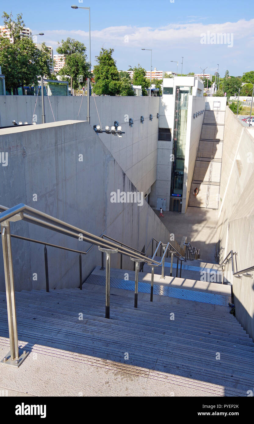 Die monumentale Treppe und Rolltreppe Eingang zum La Fourragère Station auf der Linie I der Marseille Metro System. Stockfoto