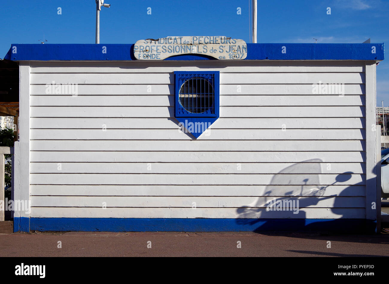 Einfache, in Weiß lackierte clapboarded Aufbauend auf den Kai - Seite des Grand Port in Marseille, Zugehörigkeit zur Union der Berufsfischer. Stockfoto