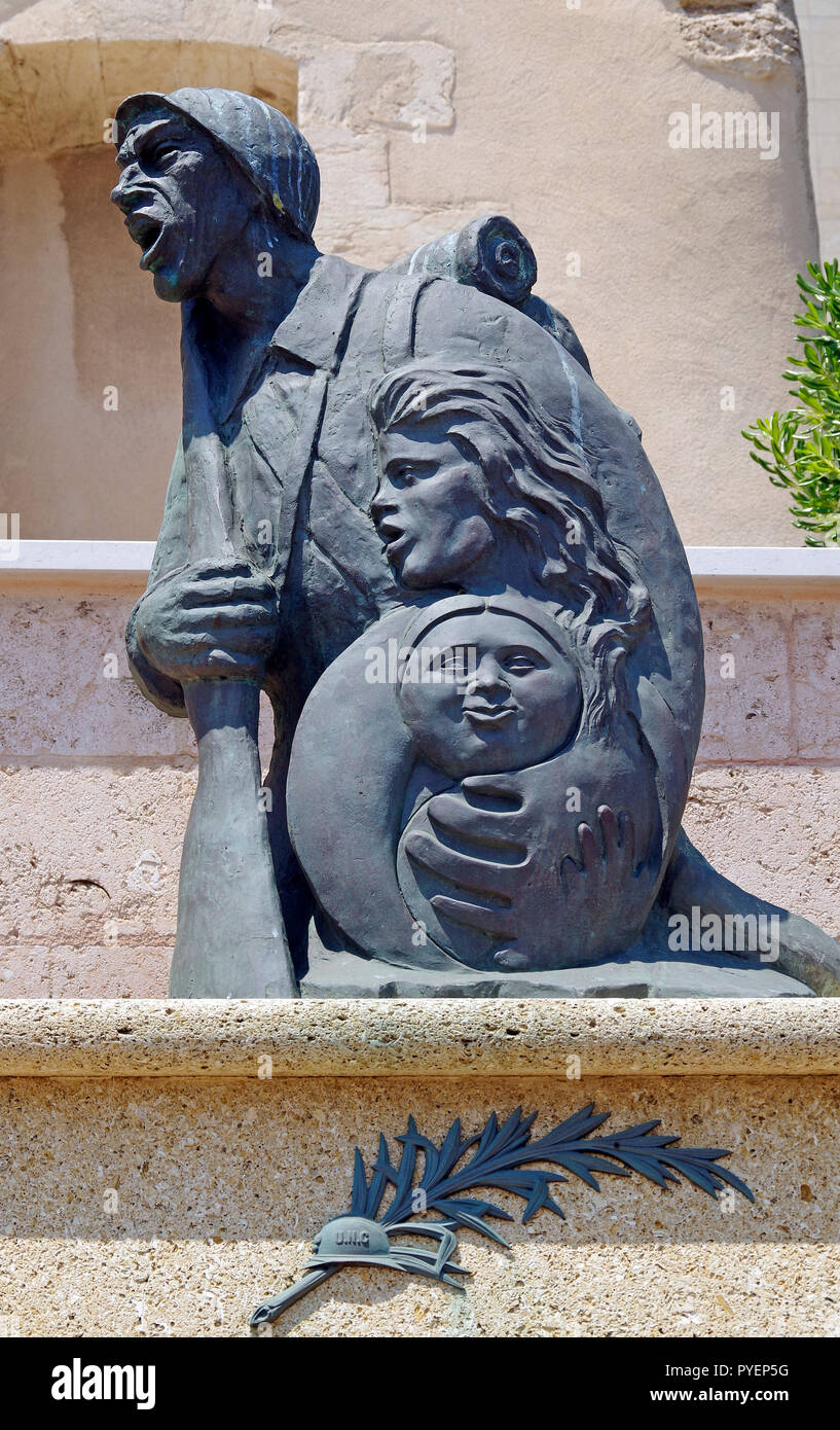 Ein dramatisches und bewegendes Denkmal für die Toten der beiden Weltkriege; ein knisternde Soldat, dessen linker Arm eine Mutter und ein Kind, Marseille, beschützte Stockfoto