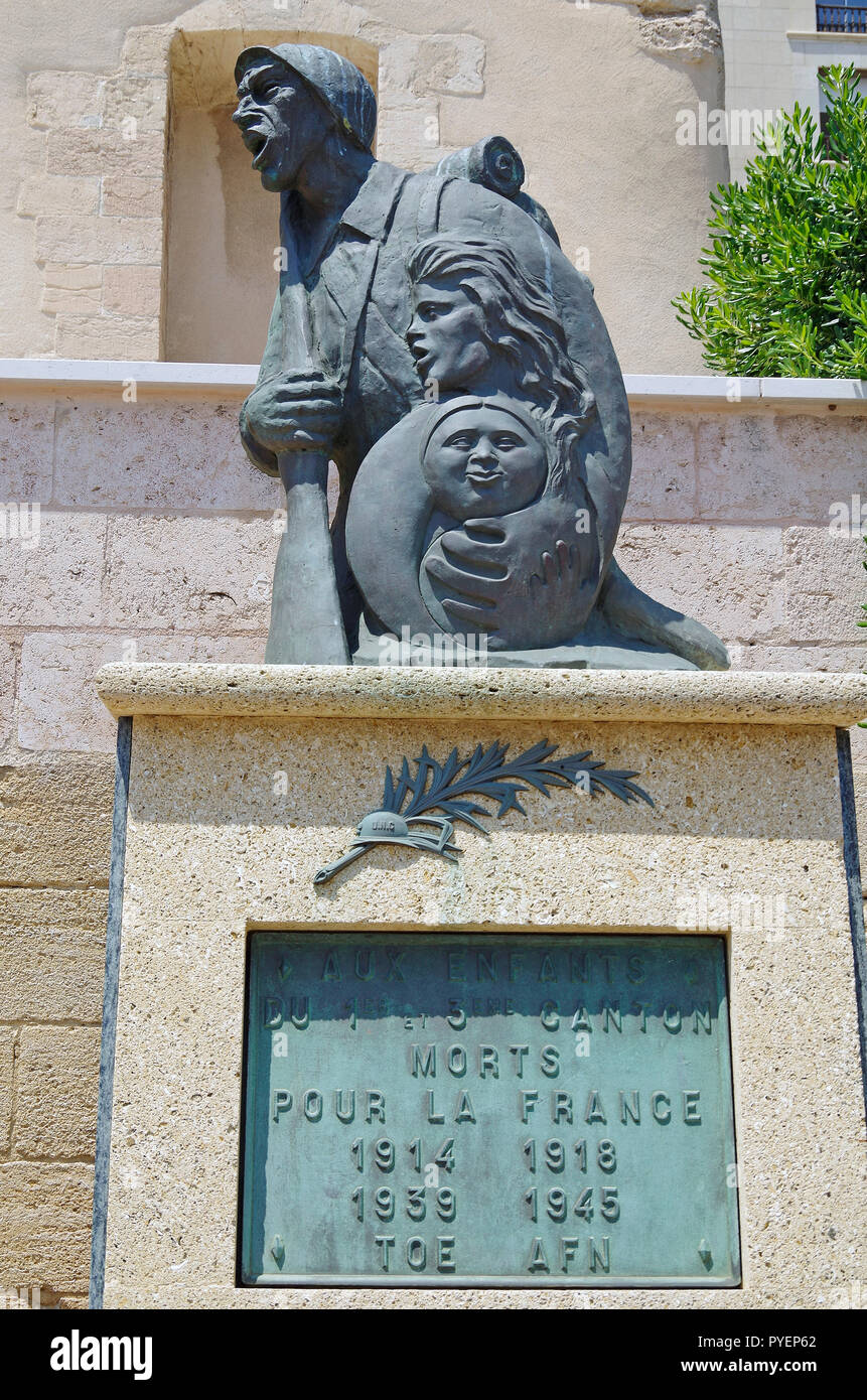 Ein dramatisches und bewegendes Denkmal für die Toten der beiden Weltkriege; ein knisternde Soldat, dessen linker Arm eine Mutter und ein Kind, Marseille, beschützte Stockfoto