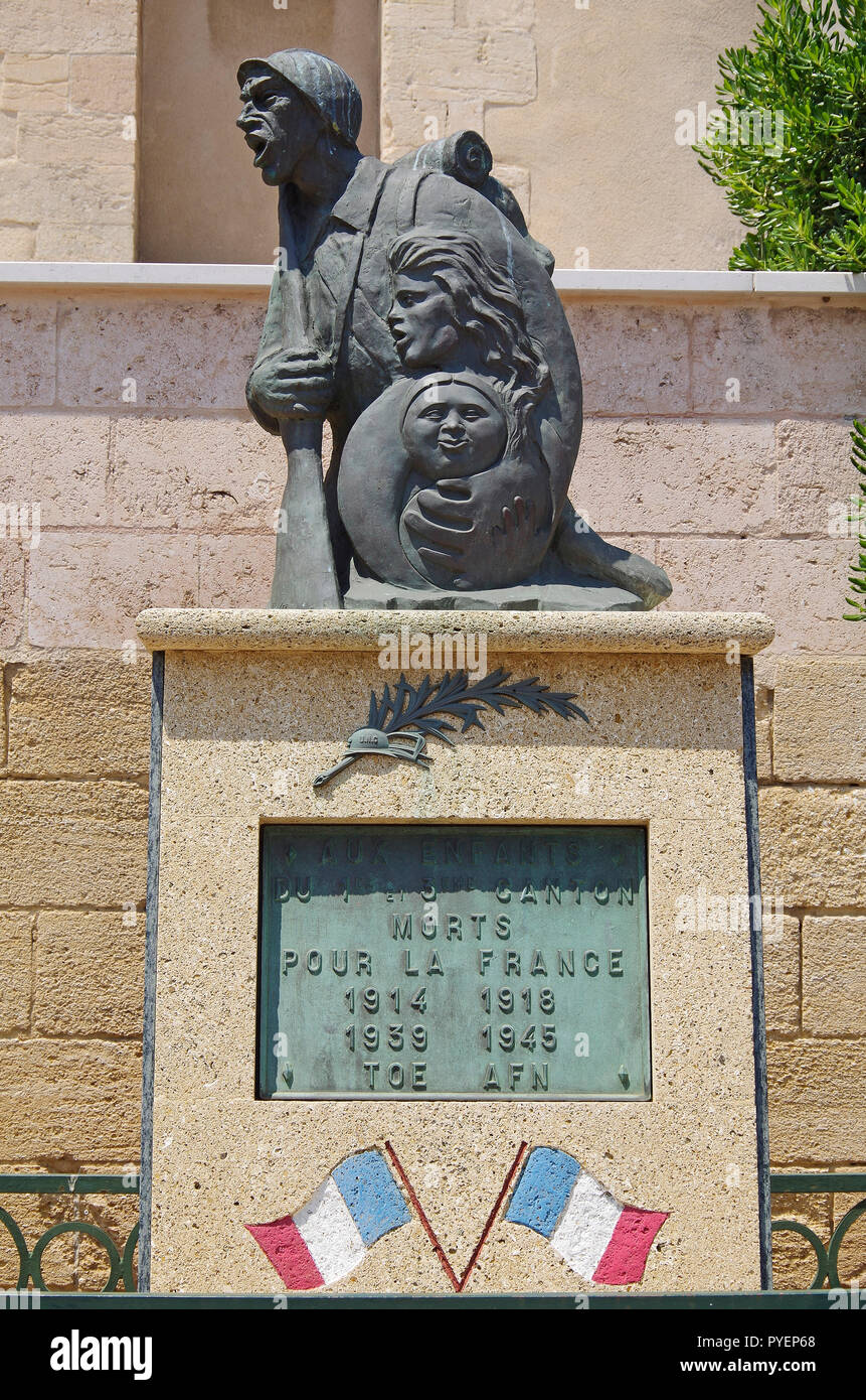 Ein dramatisches und bewegendes Denkmal für die Toten der beiden Weltkriege; ein knisternde Soldat, dessen linker Arm eine Mutter und ein Kind, Marseille, beschützte Stockfoto