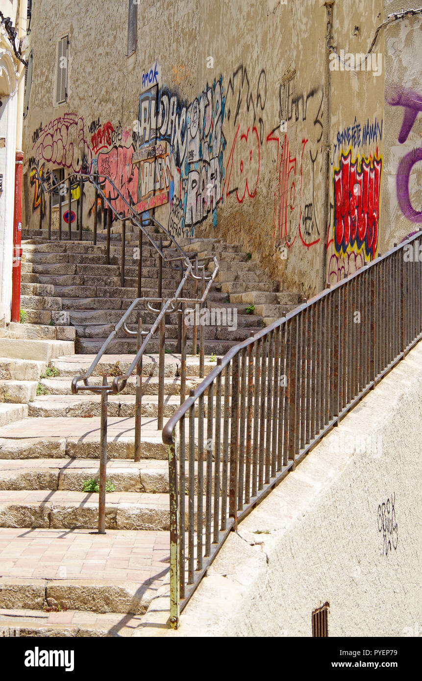 Ausblick auf die Rue des Moulins, in der Panier Viertel von Marseille, der einzige überlebende Teil eines viel größeren Arbeiterklasse und Einwanderer, Stockfoto