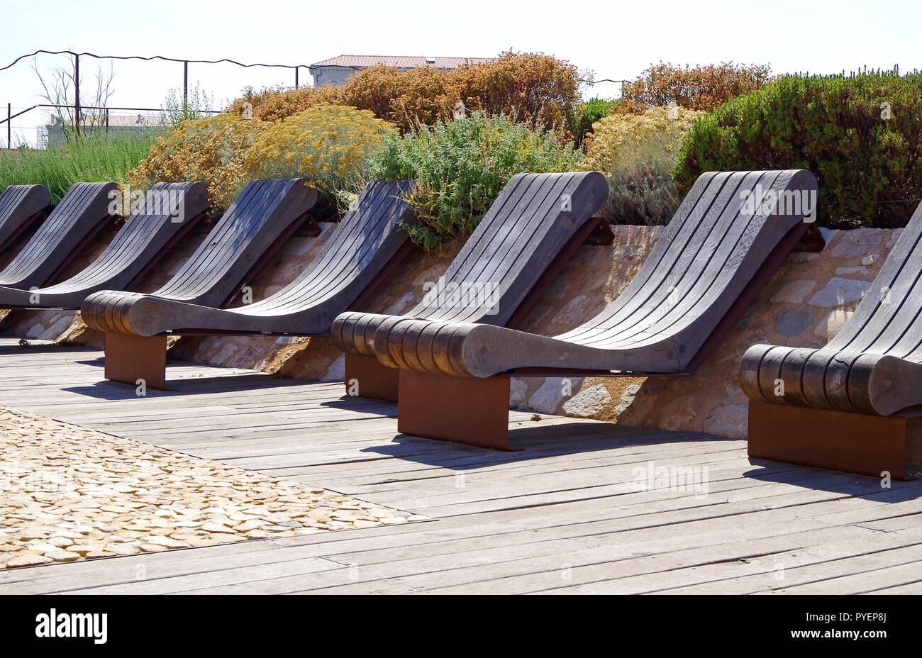 Sehr solide suchen Holz- liegen auf der Dachterrasse des Fort St. Jean, Marseille, Frankreich Stockfoto