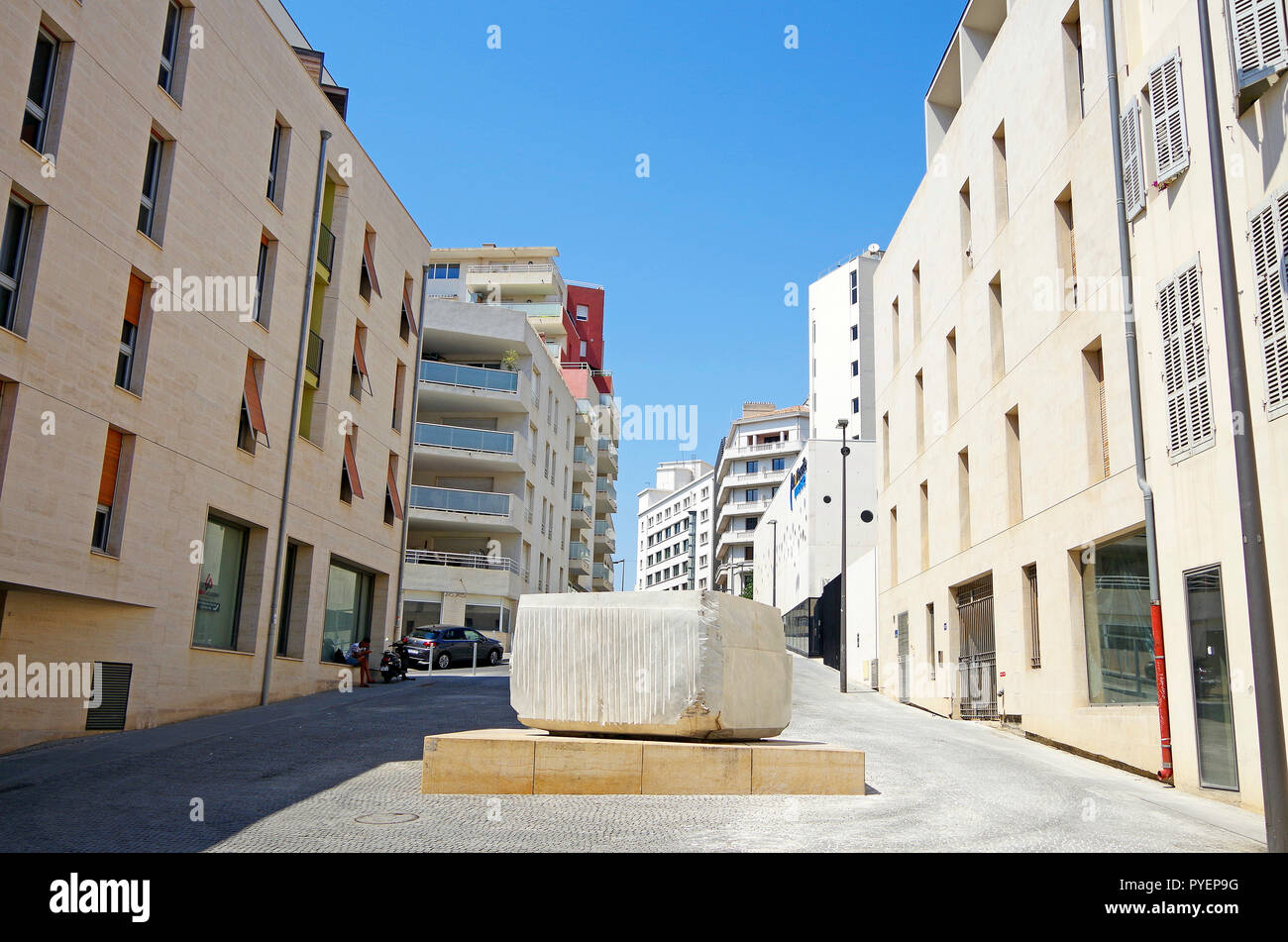 Marseille, kleine Wohnanlage in der St Charles Viertel, auf menschlicher Ebene gebaut, und das mediterrane Klima anzupassen. Stockfoto