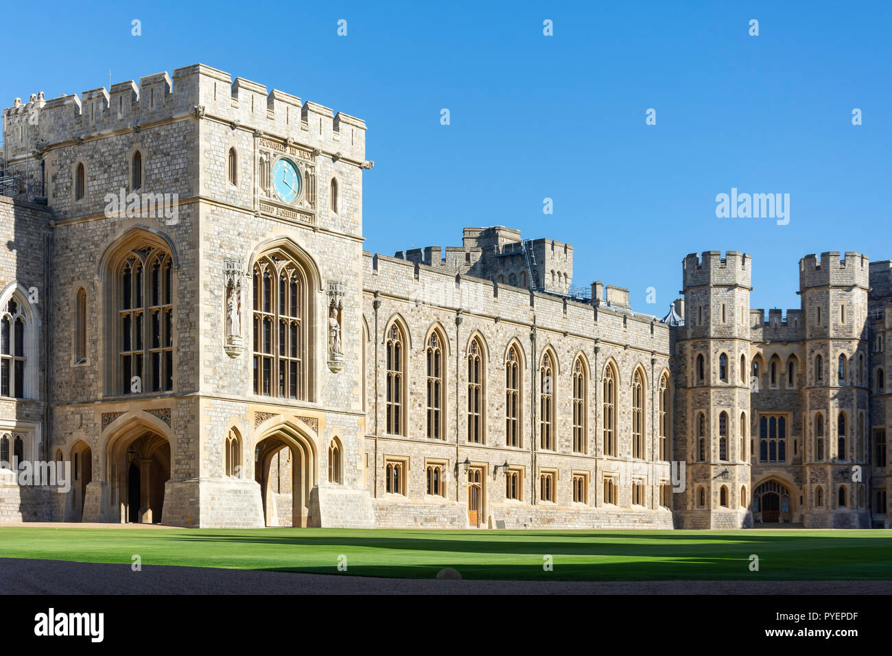 Die obere Station und St. George's Hall Eingang, Schloss Windsor, Windsor, Berkshire, England, Vereinigtes Königreich Stockfoto