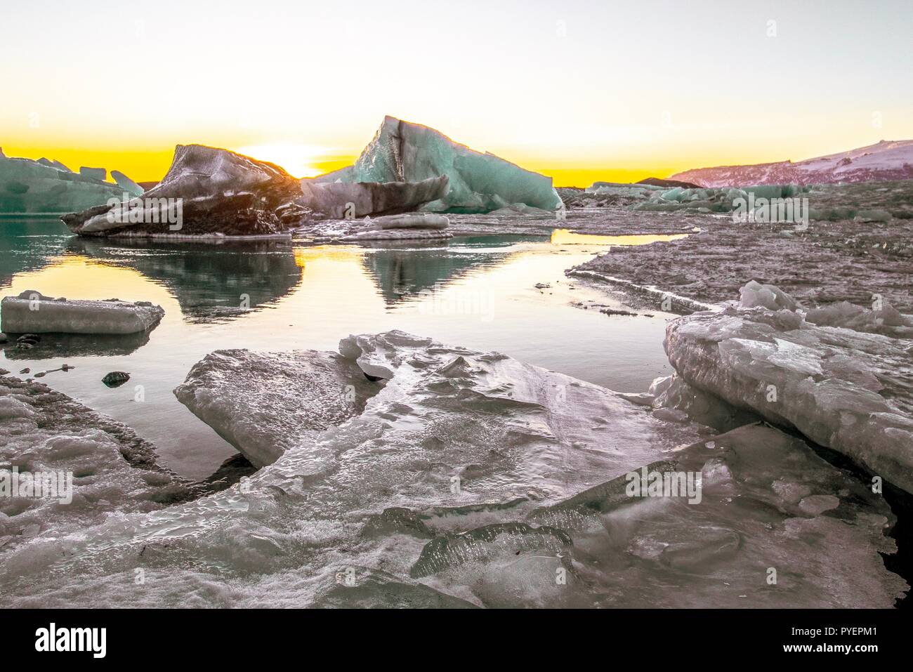 Eis und Iceberrgs an der Gletscherlagune Jökulsarlon, Island, Europa Stockfoto