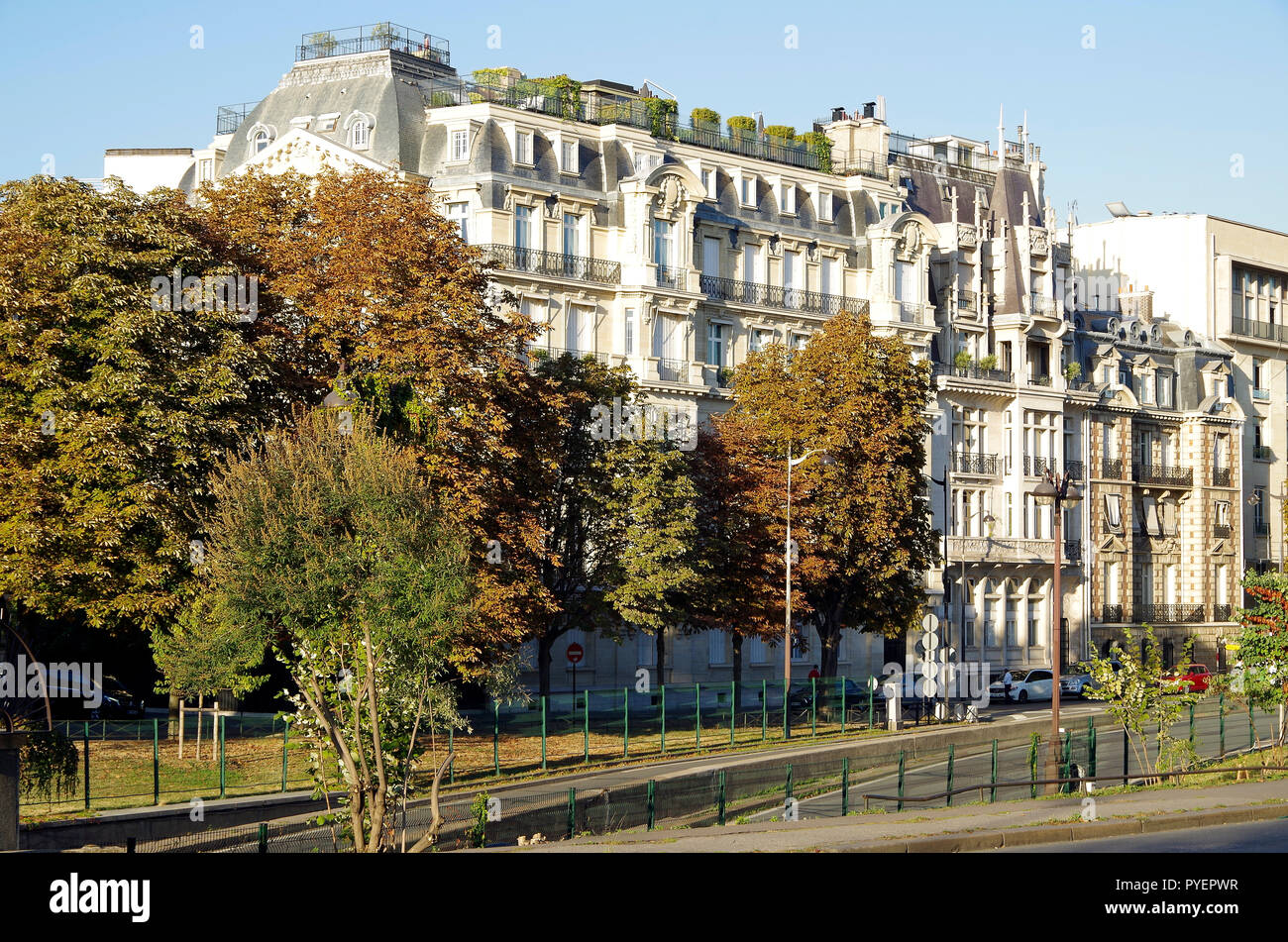 Magnificent Apartment Block auf der Cour Albert 1er, mit Blick auf das R. . Ufer der seine, in der Nähe der Pont d'Alma, von dem es fotografiert wurde Stockfoto