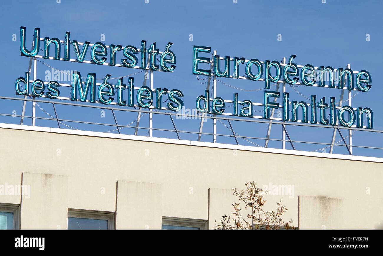 Leuchtreklame auf dem Gelände der Université Européenne dés Metiers de la Mitteln der Université Européenne dés Metiers de la Mitteln Stockfoto