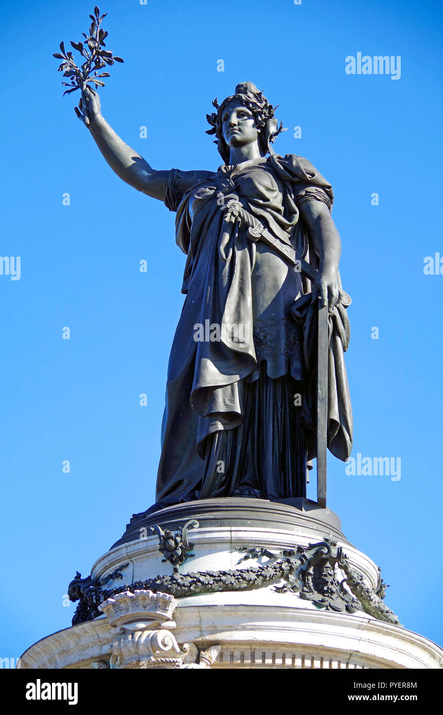 Paris, Frankreich, die Bronzestatue von Marianne, das Symbol der Dritten Republik, in der Place de la République. Stockfoto