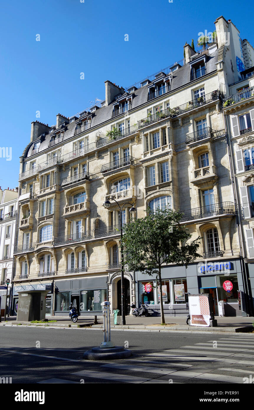 Paris, Frankreich, zwei Wohngebäude in der Belle Epoque Terrasse auf dem Boulevard Du Temple, mit einigen Einfluss der Art Nouveau Stil Stockfoto