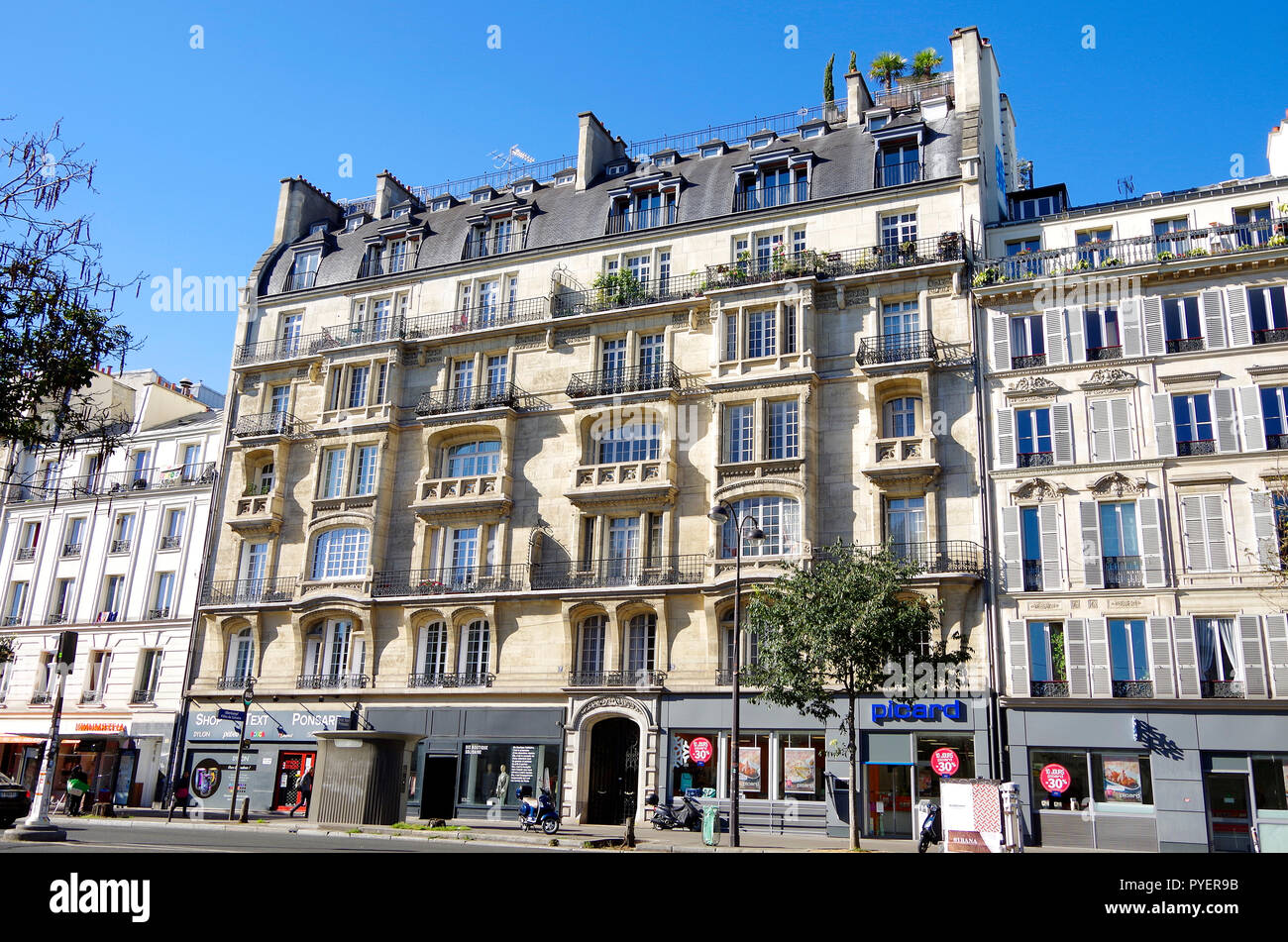 Paris, Frankreich, zwei Wohngebäude in der Belle Epoque Terrasse auf dem Boulevard Du Temple, mit einigen Einfluss der Art Nouveau Stil Stockfoto