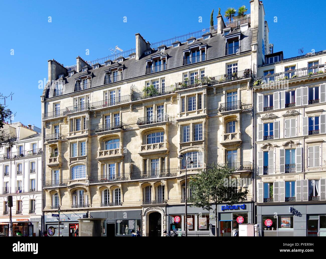 Paris, Frankreich, zwei Wohngebäude in der Belle Epoque Terrasse auf dem Boulevard Du Temple, mit einigen Einfluss der Art Nouveau Stil Stockfoto