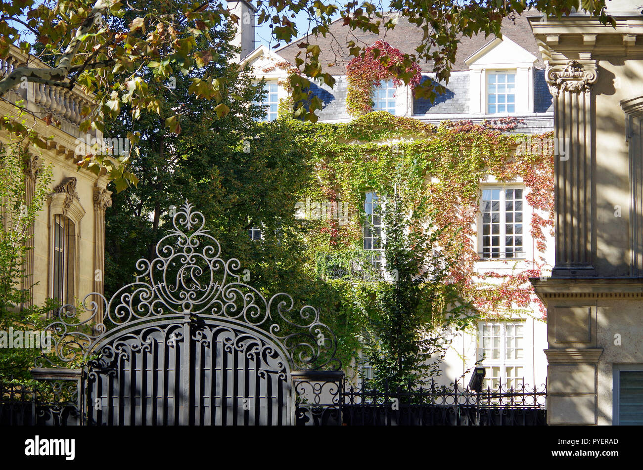 Ansicht von der Rückseite auf den Garten, des Hotels de Sagonne, ein feines Hotel Particulier, vom Boulevard Beaumarchais gesehen. Stockfoto