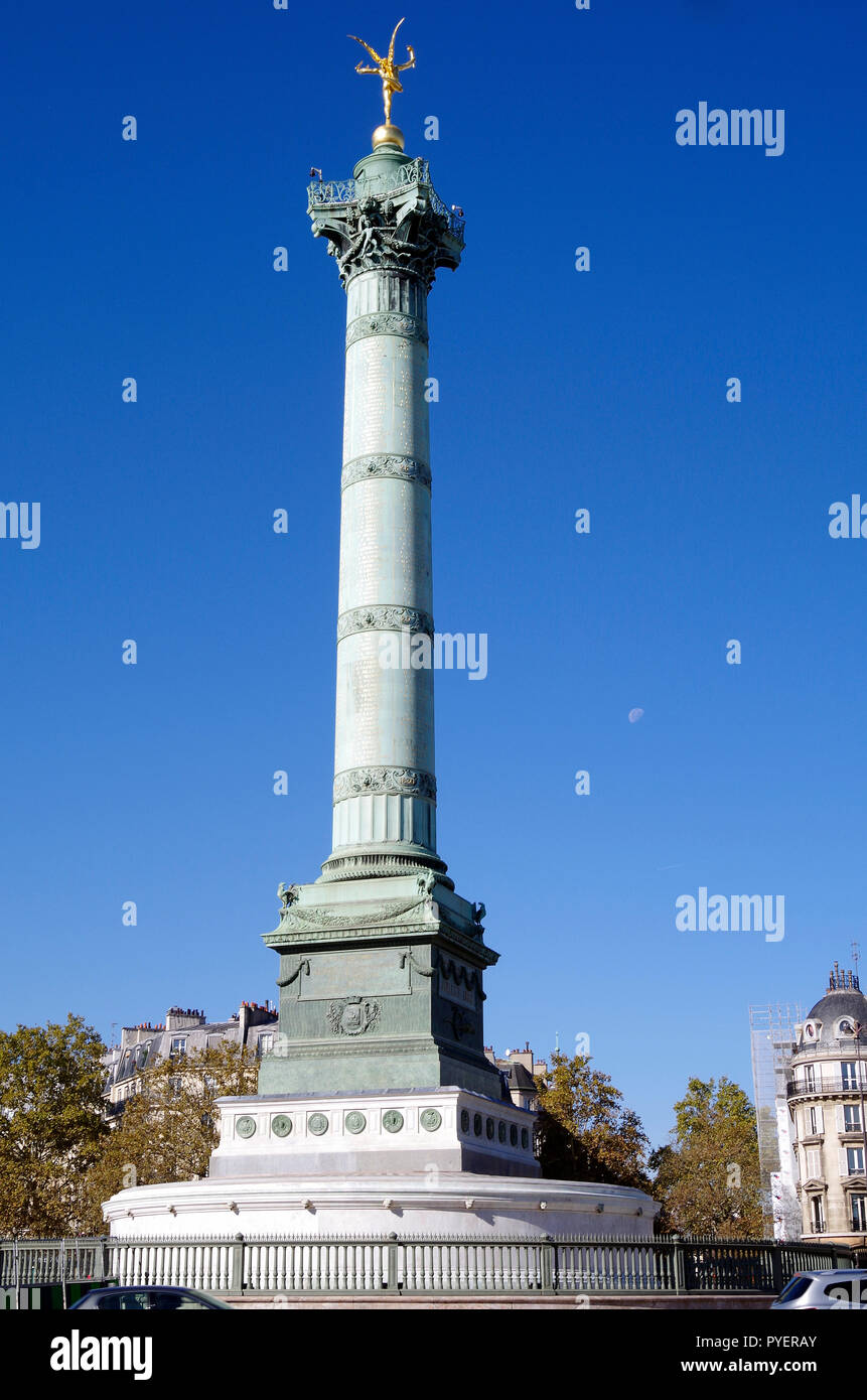 Die Colonne de Juillet, Juli Spalte, zum Gedenken an die 1830 Revolution, auf dem Gelände der ehemaligen Bastille gebaut, in der Revolution zerstört Stockfoto