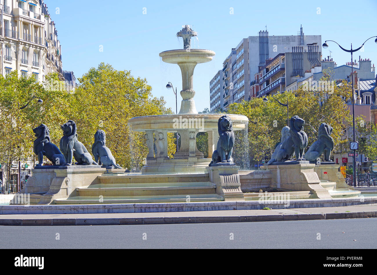Der Ort Felix Eboué, Paris, im Grunde ein großer Kreisverkehr, in der Mitte einer großen kreisförmigen Springbrunnen mit acht großen Skulpturen von Lions Stockfoto