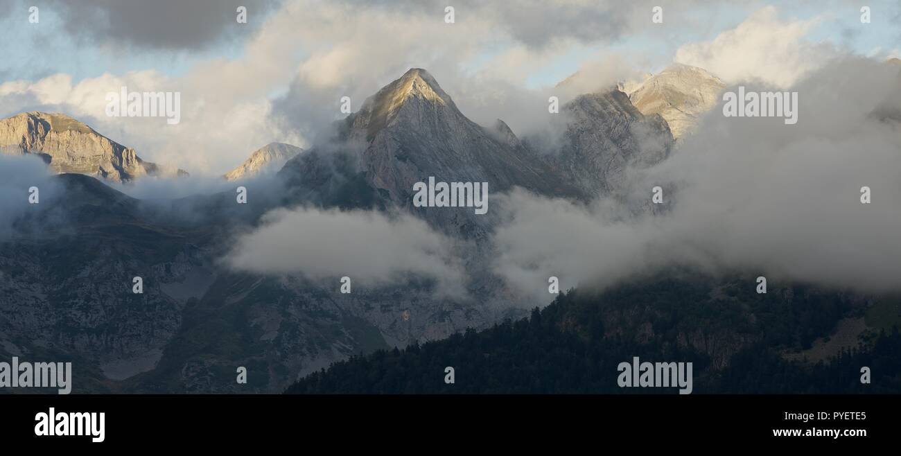Die Pyrenäen in wunderbares Licht Wandern auf dem GR10 in der Ossau Tal Stockfoto