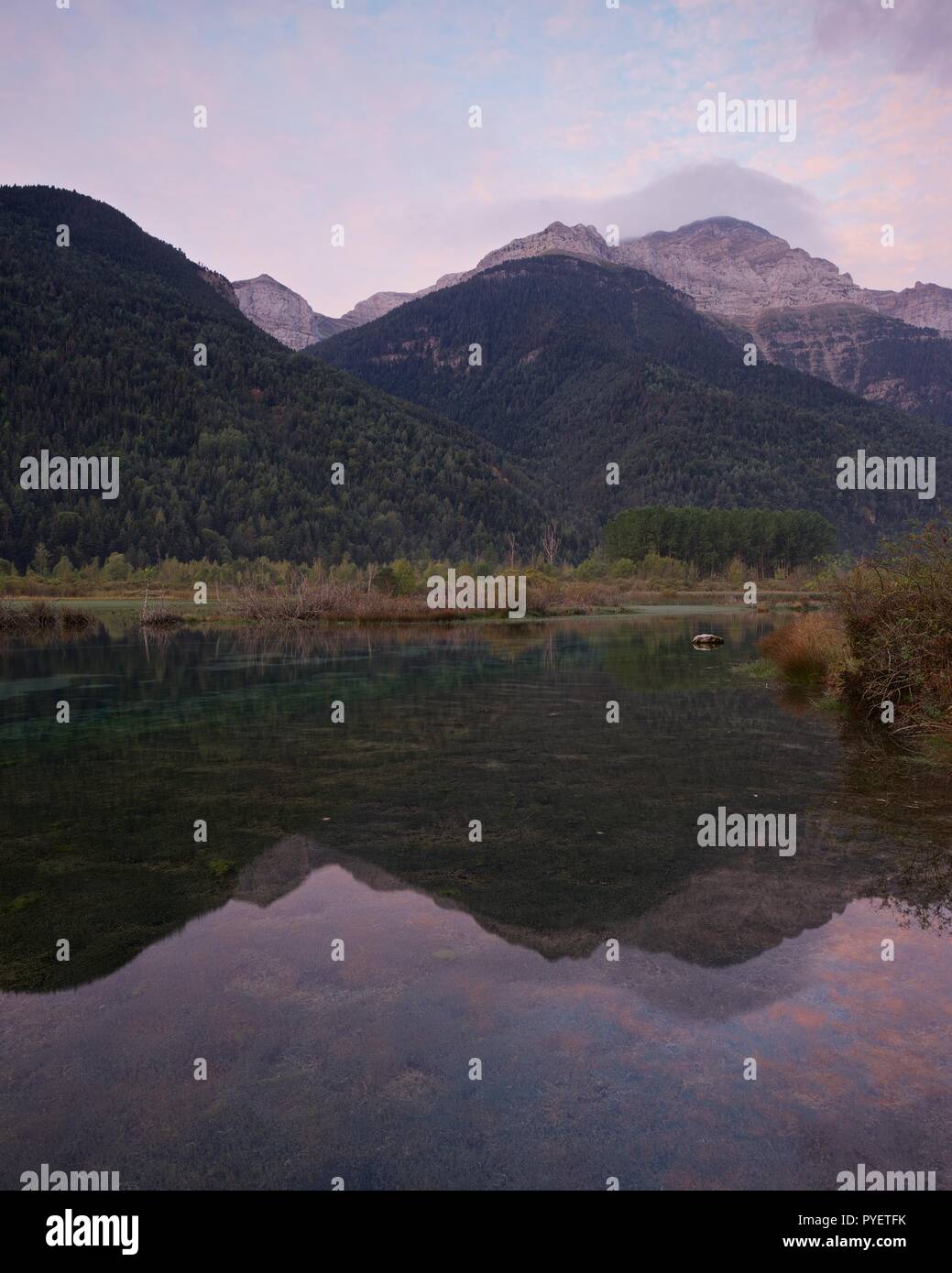 Morgen Reflexionen des Monte Perdido in den stillen Wassern der Embalse de Pineta Stockfoto