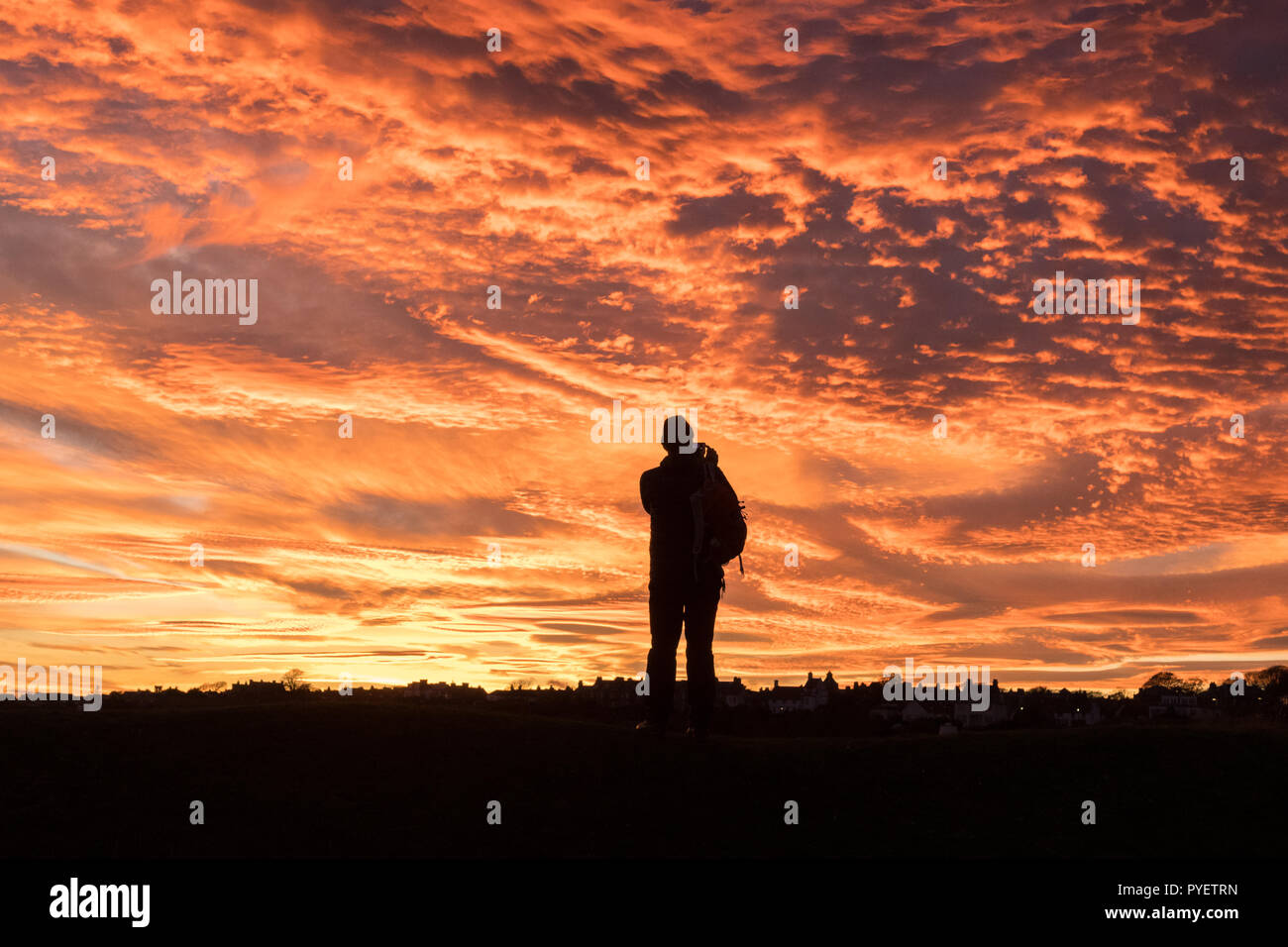 Silhouette des Menschen fotografieren ein Sonnenuntergang - Großbritannien Stockfoto