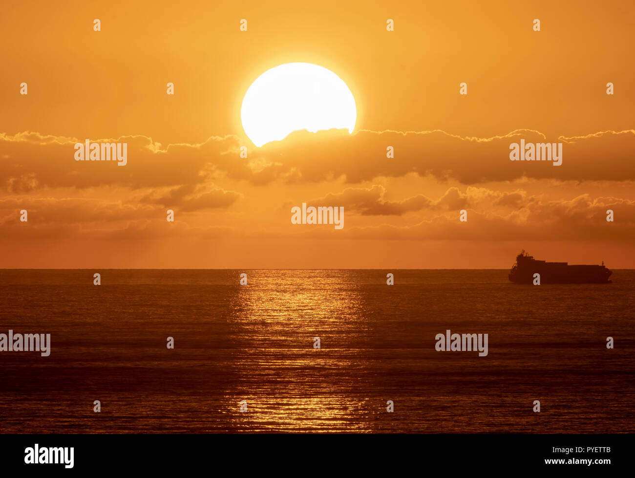Die Sonne über dem Mittelmeer in Paphos, Zypern. Stockfoto