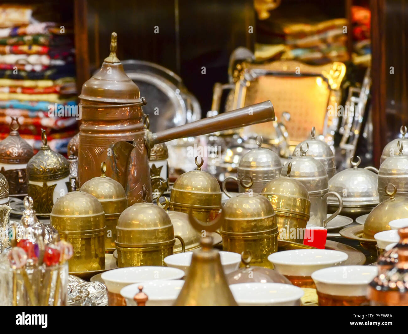 Schöne Kupfer türkischen Jezve Topf und Tassen für den Kaffee. Typische türkische Souvenirs Stockfoto