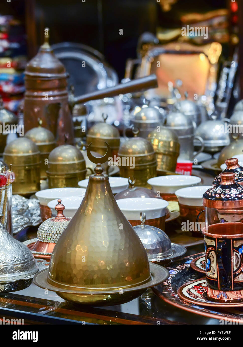 Türkischer Kaffee und Jezve Topf auf dem Basar. Typische türkische Souvenirs Stockfoto