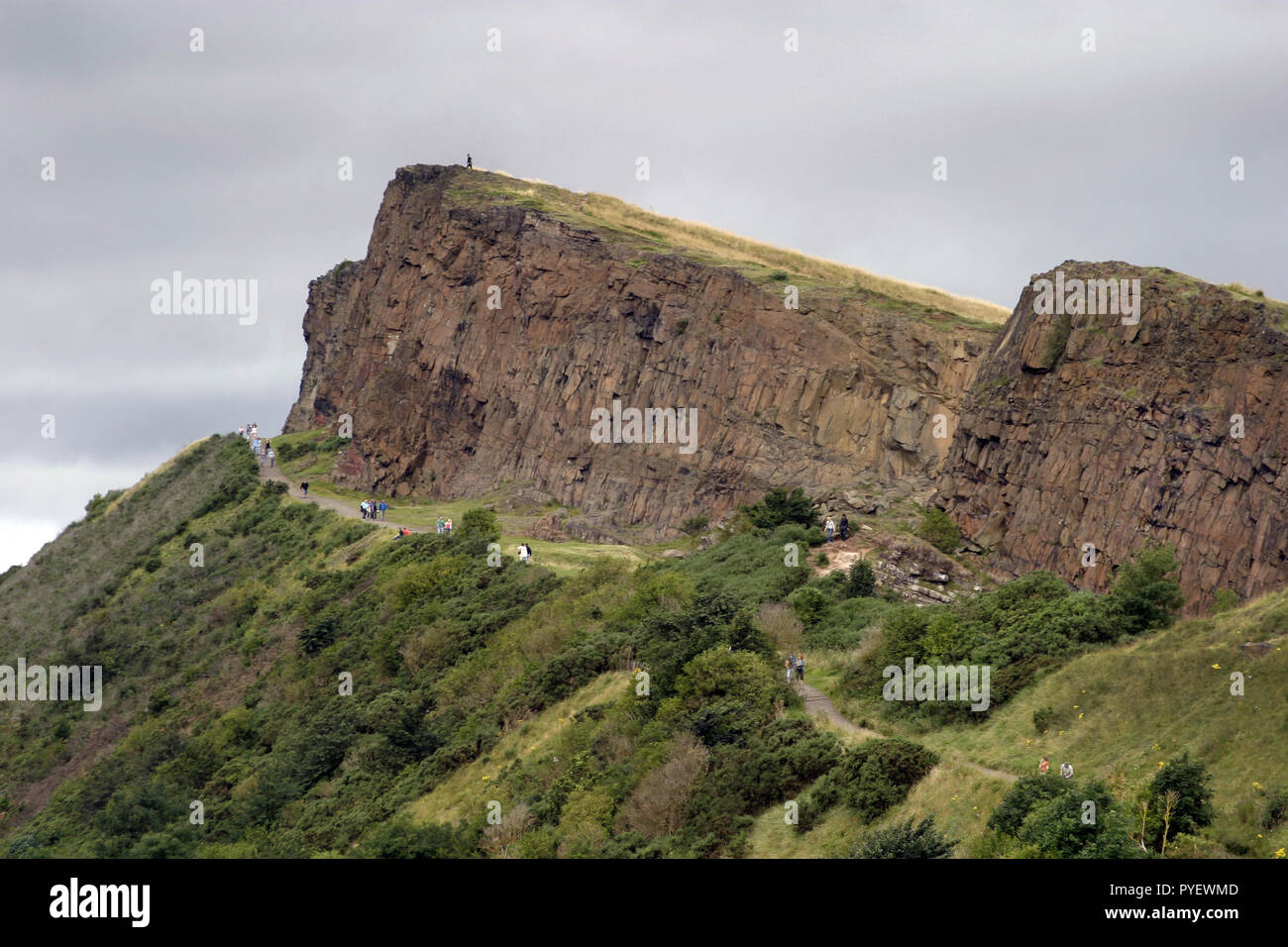 Die Salisbury Crags sind atemberaubend Klumpen von felsigen Klippen, die innerhalb Hollyrood Park, in der Nähe des Schottischen Parlaments Gebäude, im Stadtzentrum von Edinburgh. Von oben sehen Sie den größten Teil der Stadt. Lohnt sich auf dem Weg nach oben. Stockfoto