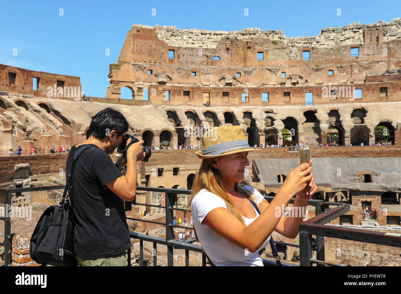 Aufnehmen von Bildern mit der Kamera und Telefon im Kolosseum - Flavischen Amphitheater Stockfoto