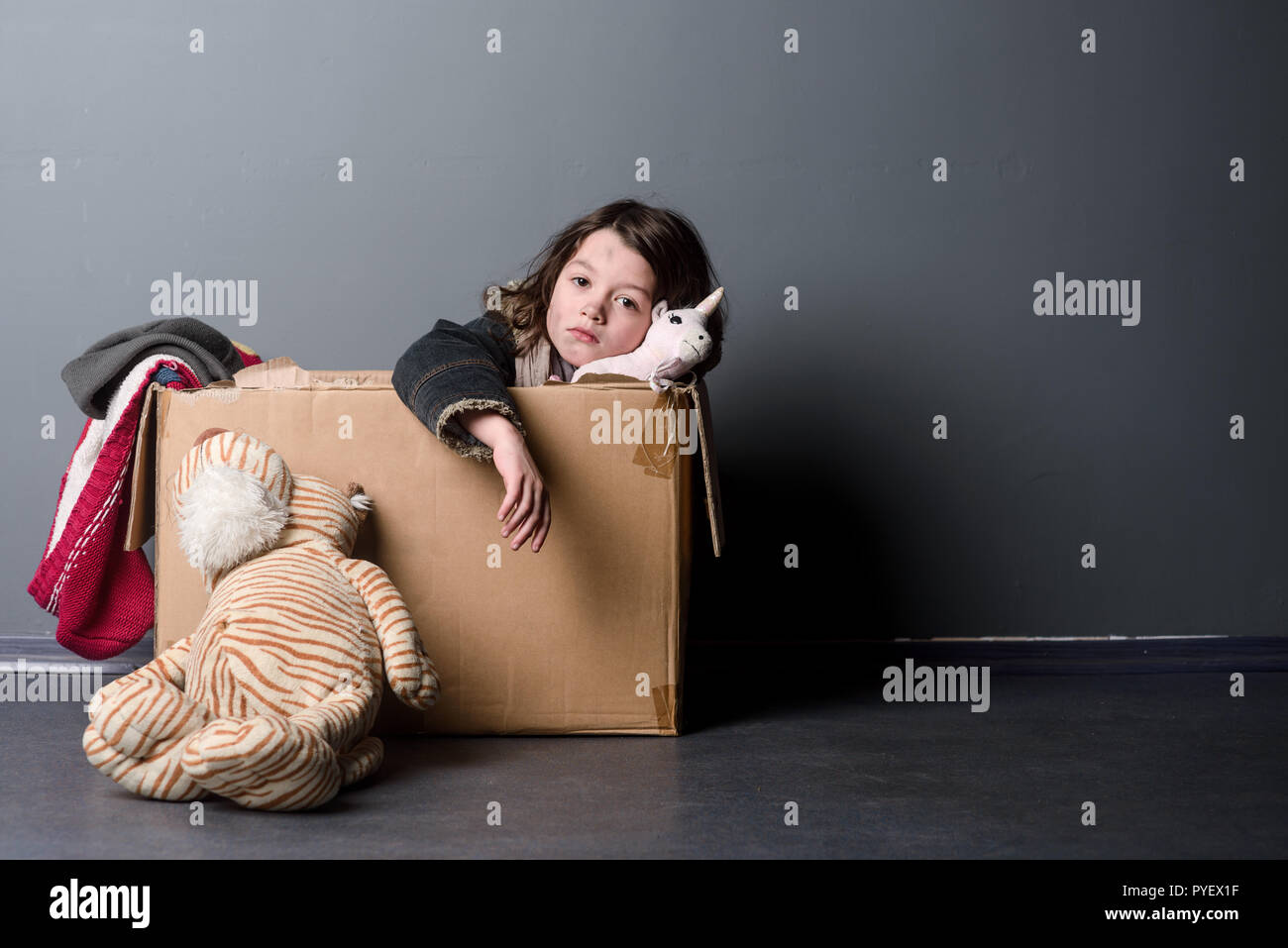 Trauriges Mädchen und aus zweiter Hand Spielzeug Stockfoto