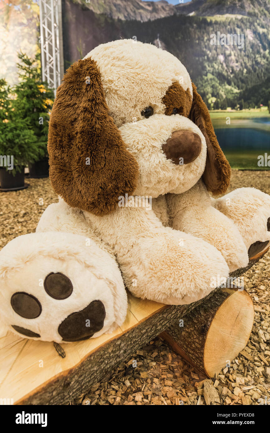 Traurige big gefüllte weisse Hund Puppe auf einer Holzbank, Schweiz  Stockfotografie - Alamy