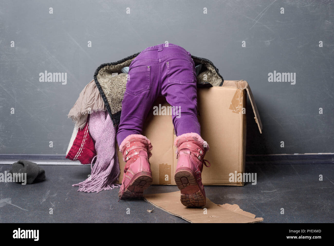 Kid und Papier, Stockfoto