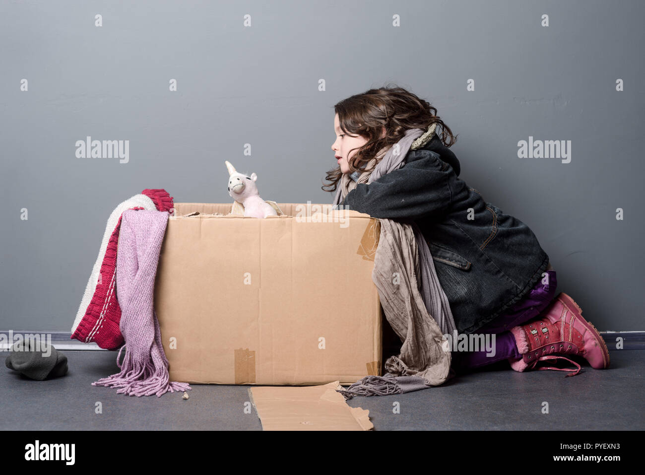 Mädchen mit zotteligen Haaren spielen Stockfoto