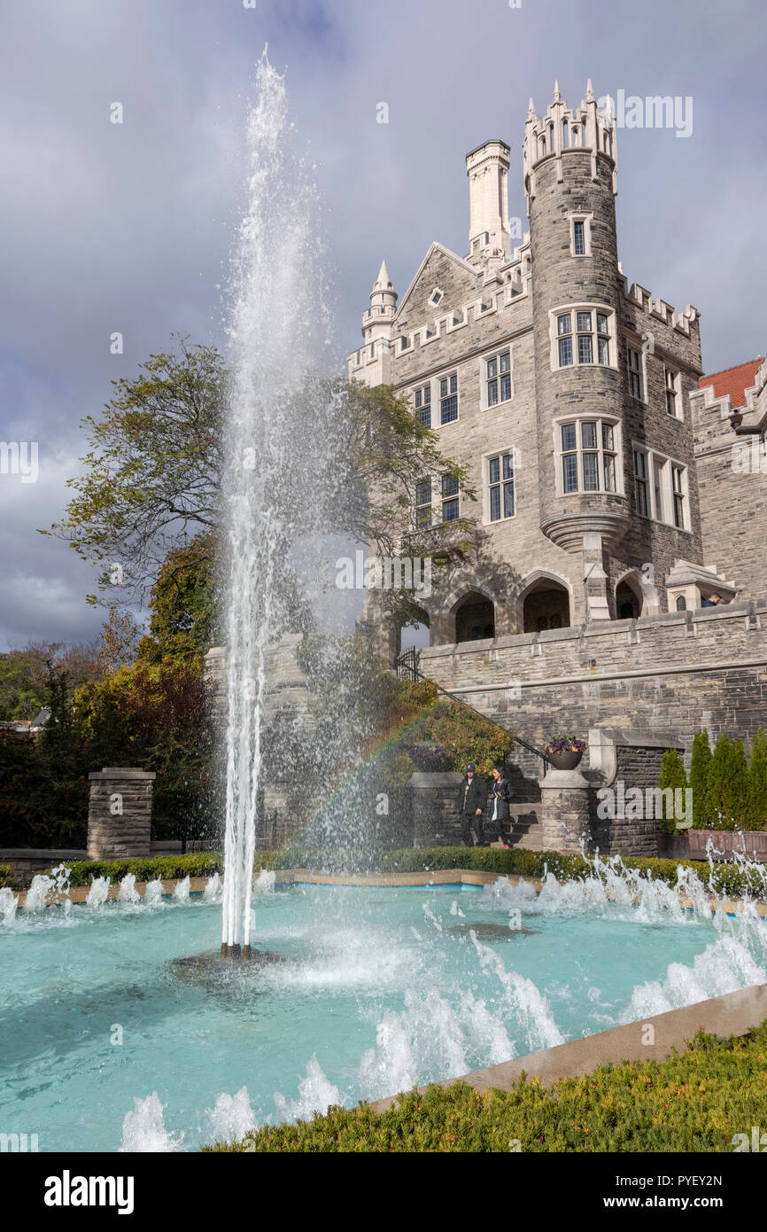 Garten und Blick auf die Fassade, Casa Loma Neugotischen Stil Villa und Garten im Zentrum von Toronto, Ontario, Kanada Stockfoto