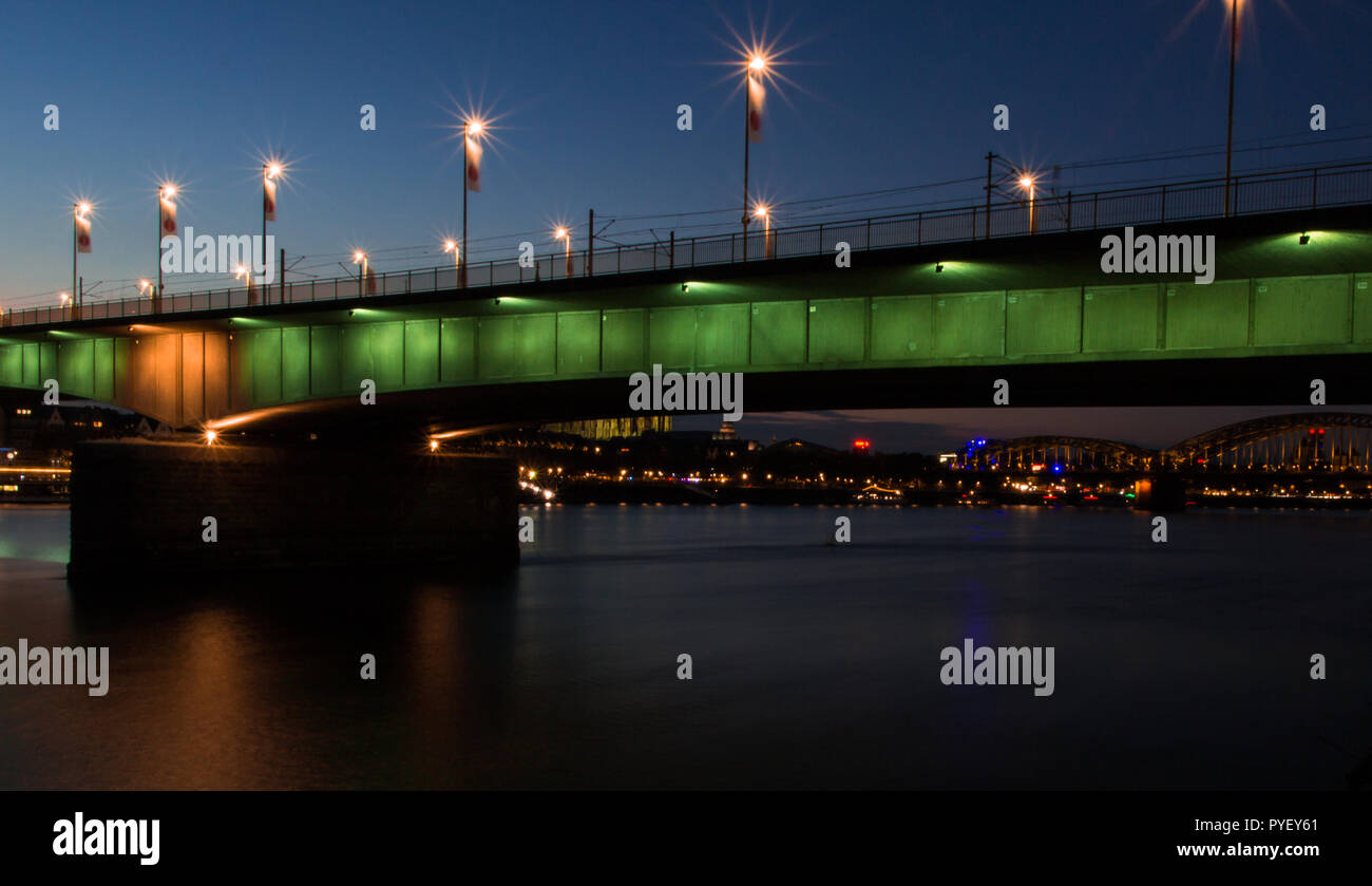 SOFT FOCUS. Ein Blick auf die Brücke und den Kölner Dom von der Riverside bei Nacht. Stockfoto