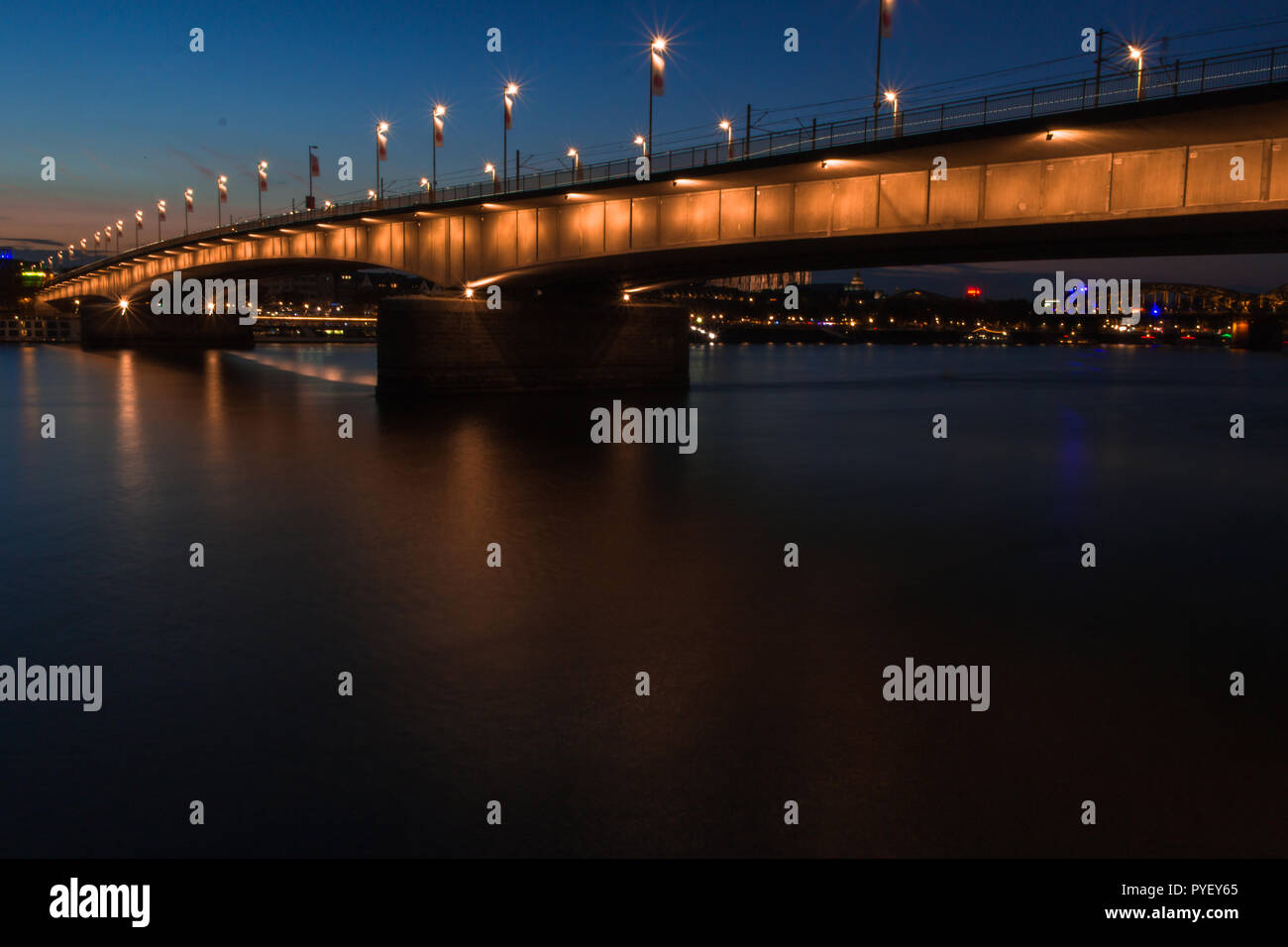 SOFT FOCUS. Ein Blick auf die Brücke und den Kölner Dom von der Riverside bei Nacht. Stockfoto