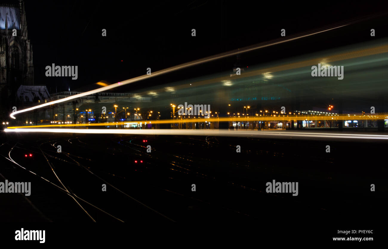 Nacht Ampel mit Tracer, Köln, Deutschland. Abstrakte Licht Bokeh Hintergrund. Tracer Züge. Stockfoto
