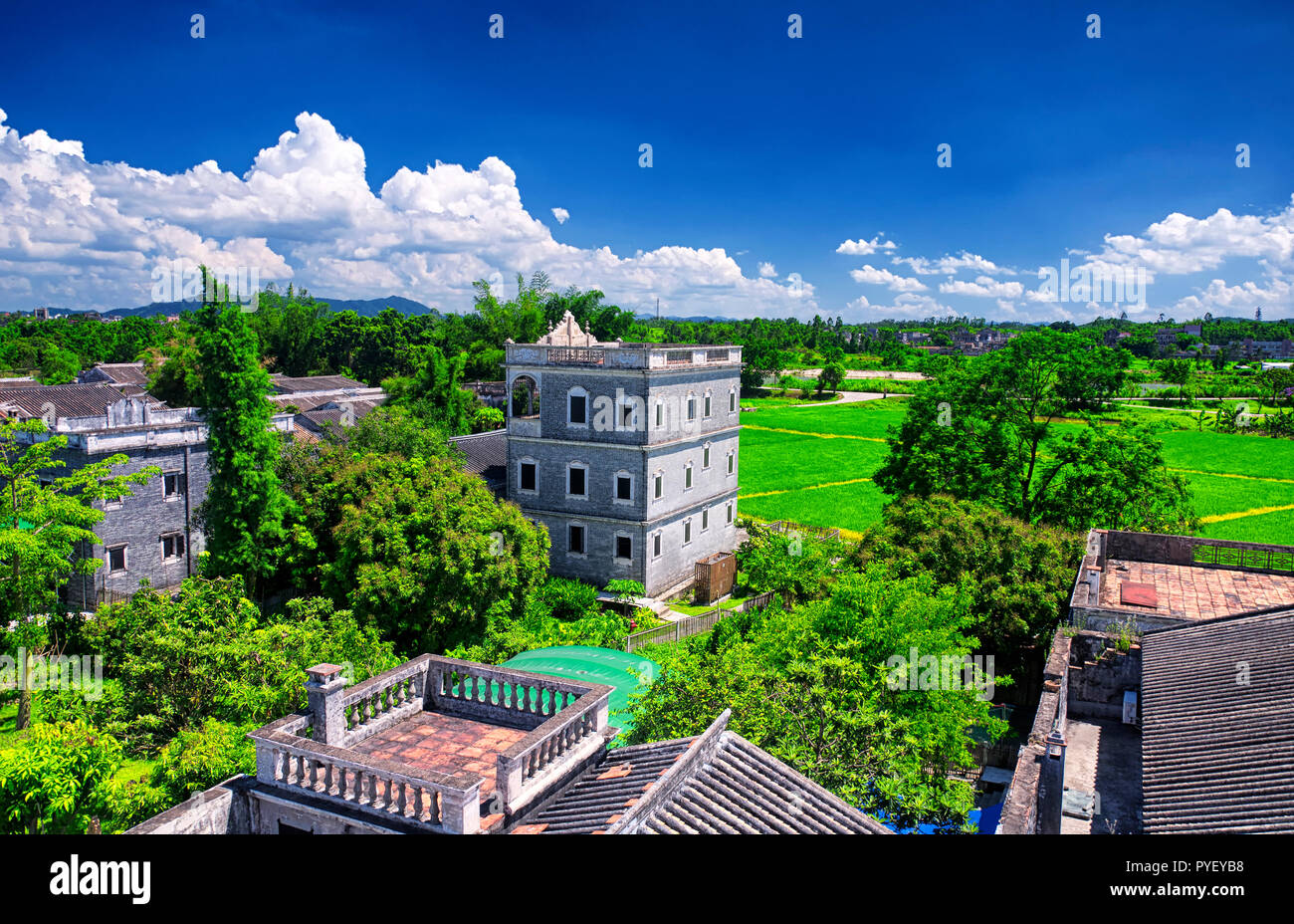 Die historischen Gebäude und einem Reisfeld in Pingyao Diaolou in Zili Dorf in Pingyao Chinas in der Provinz Guangdong an einem sonnigen blauen Himmel. Stockfoto