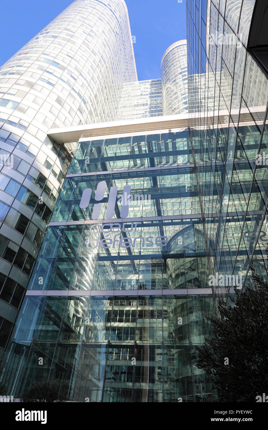 Paris, Frankreich, 16. Oktober 2018: Coeur Verteidigungsbehörde Wolkenkratzer (Coeur Défense) In La Défense, dem Hochhaus Geschäftsviertel westlich von Paris, Frankreich Stockfoto
