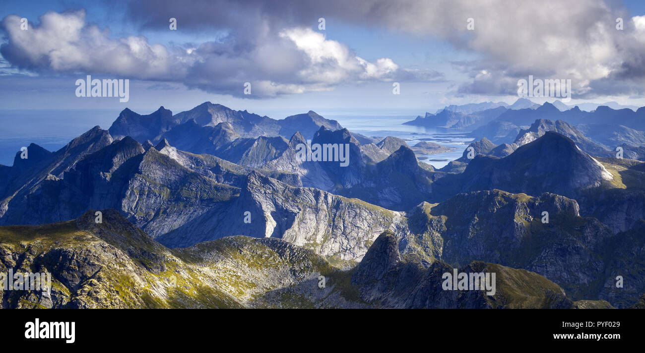 Hermannsdalstinden ist der höchste Gipfel im Großraum Moskenes im Norwegen. Stockfoto