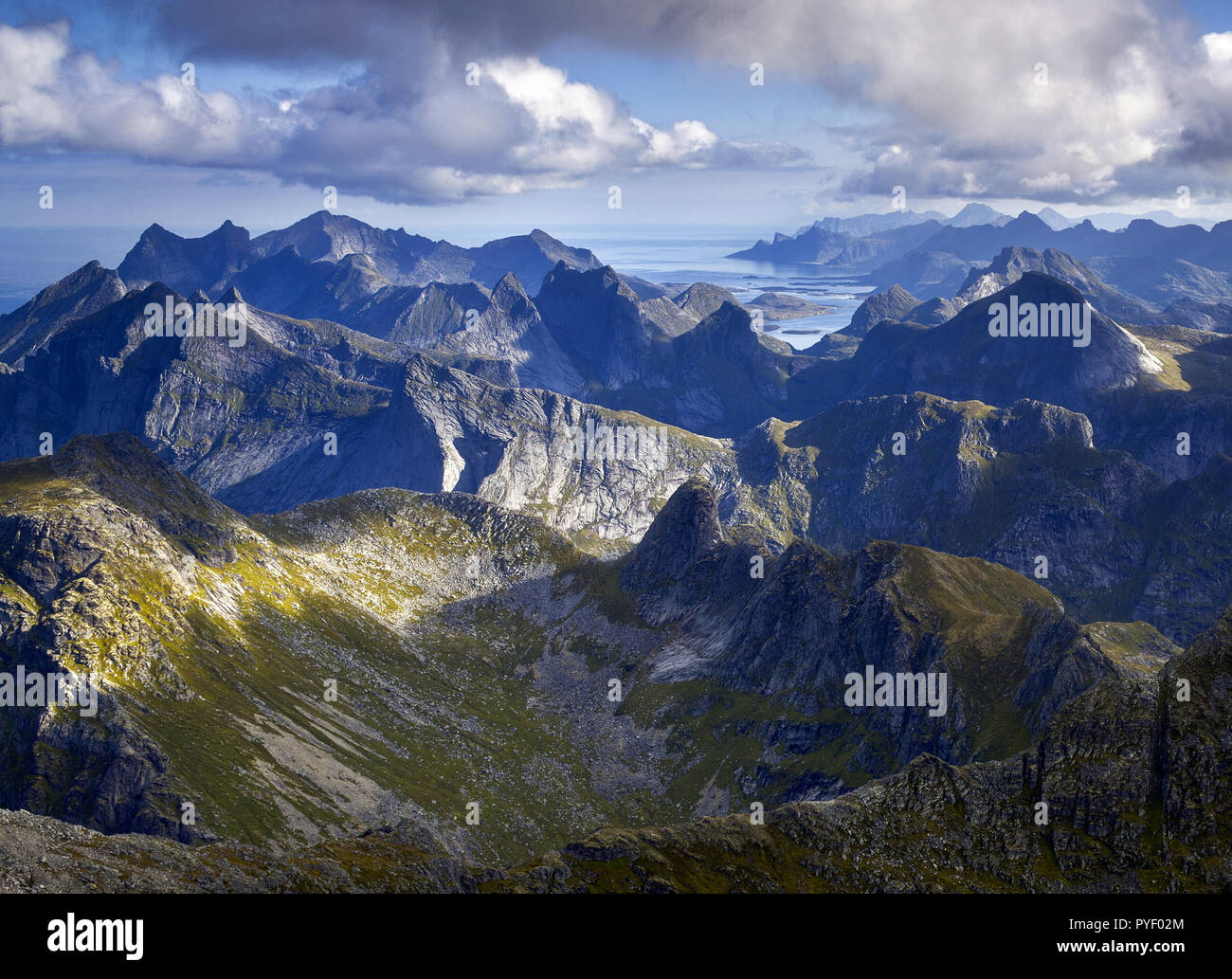 Hermannsdalstinden ist der höchste Gipfel im Großraum Moskenes im Norwegen. Stockfoto
