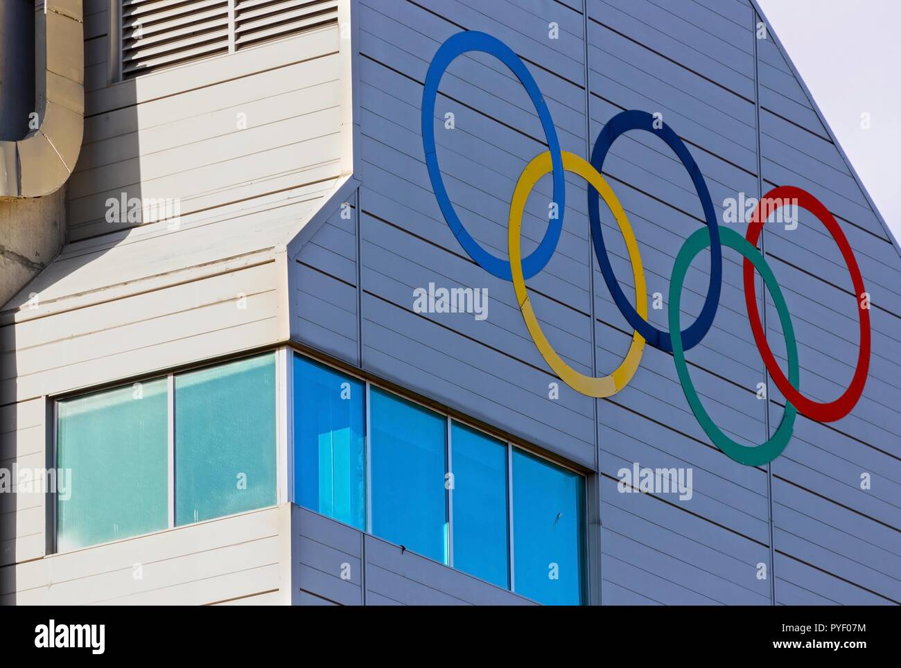 Fünf Olympischen Ringen Logo malte auf Wand der Skispringen Turm im Canada Olympic Park (COP) in der Innenstadt von Calgary, Alberta Stockfoto