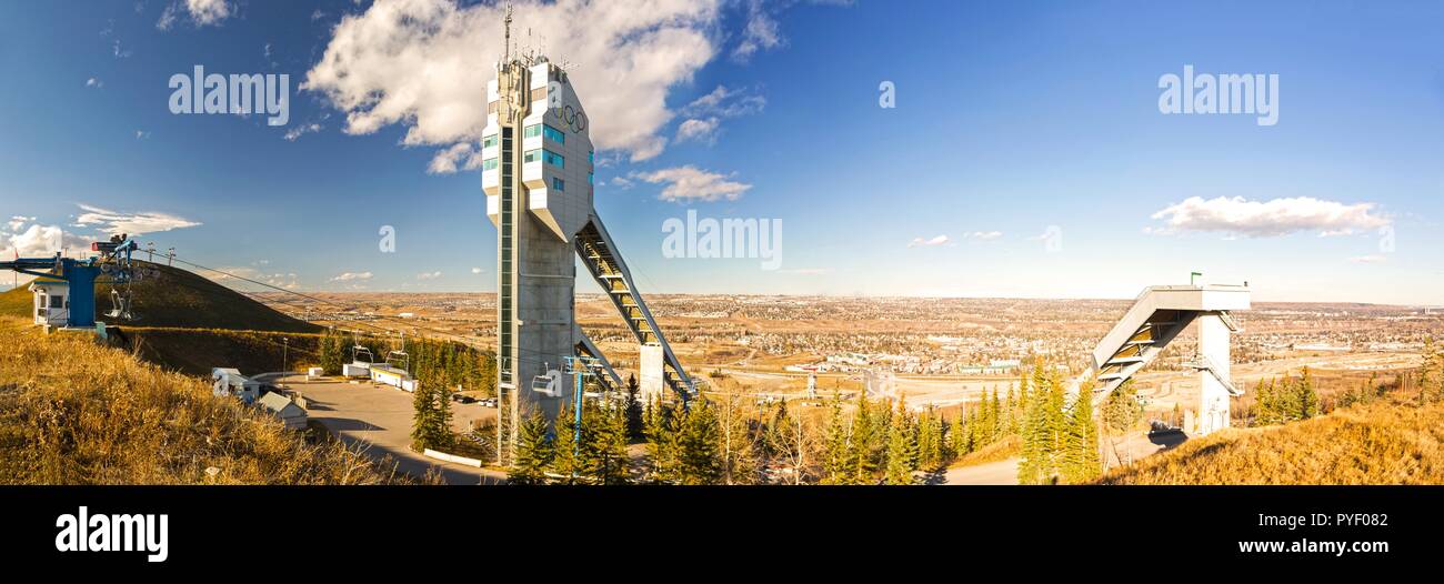 Skispringen Turm und Panoramablick auf die Landschaft der Rocky Mountain Foothills in Canada Olympic Park (COP) in der Nähe von Calgary, Alberta Stockfoto