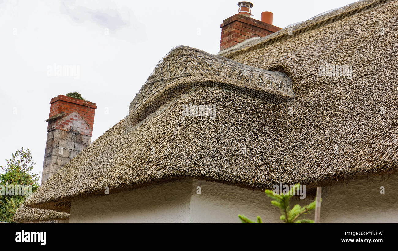 Aufwändige strohgedeckten Dach einer Hütte in einem irischen Dorf Stockfoto