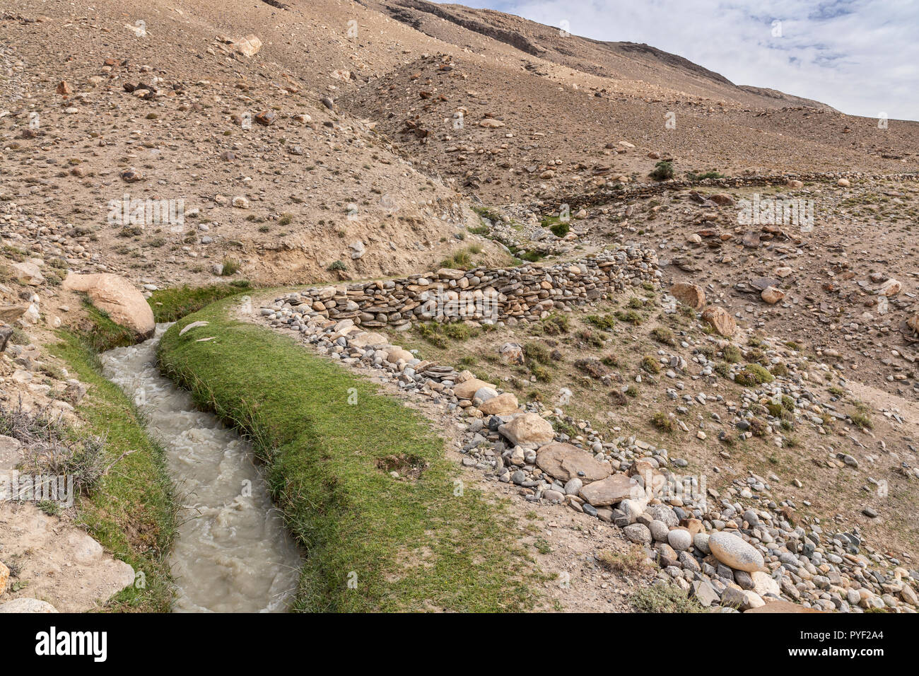 Typisch traditionellen Zentralasiatischen Wasser Kanal oder Wasser Deich Tragen von Wasser zu Dörfern, Langar, tadschikischen Wakhan, Pamir, Tadschikistan Stockfoto