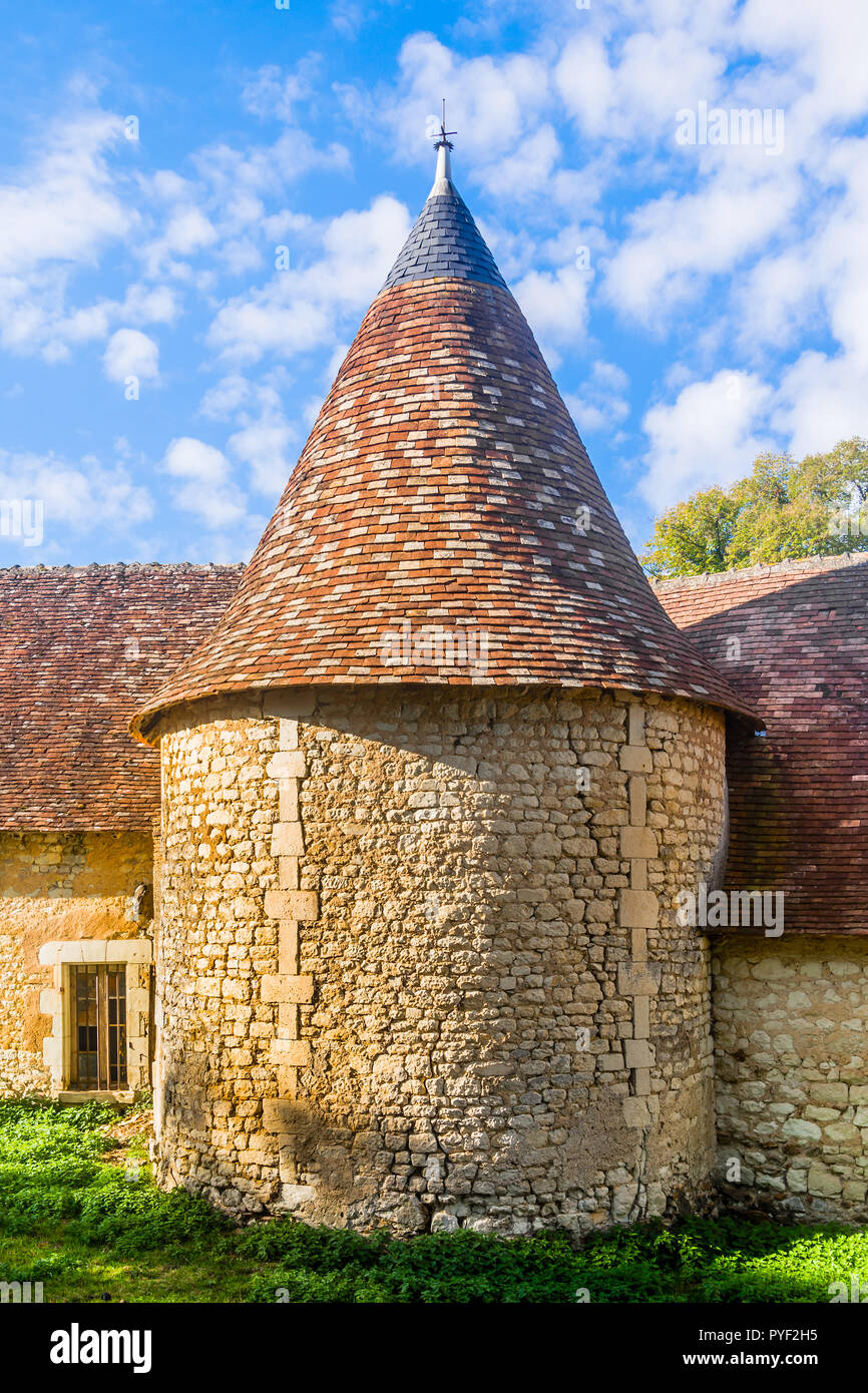 Alte runde Turm auf Chateau Boussay Nebengebäude - Frankreich. Stockfoto