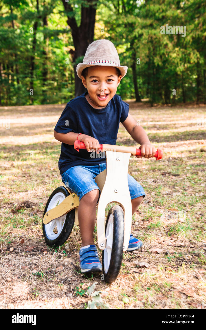 Afro Amerikanischer Oder Latin Junge Reitet Auf Holz Fahrrad Im Park Stockfotografie Alamy alamy