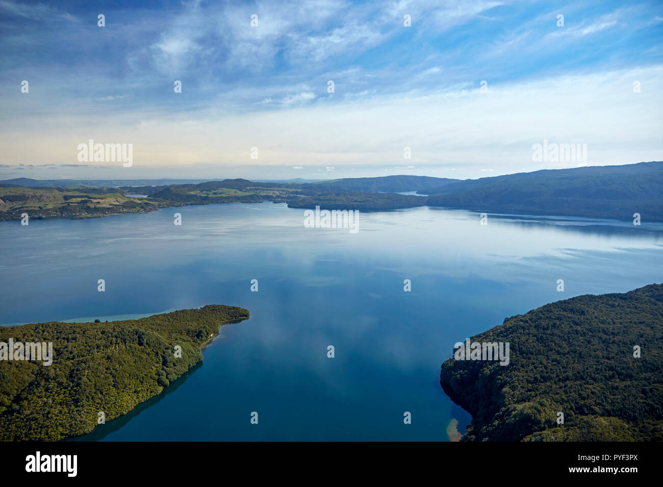 Te Puna Bay, Lake Tarawera, in der Nähe von Rotorua, North Island, Neuseeland - Antenne Stockfoto